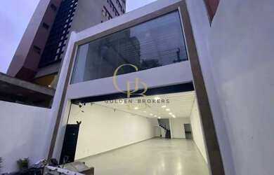 Imagem: O depósito possui 2 Vagas na garagem, 220m² de Área e está