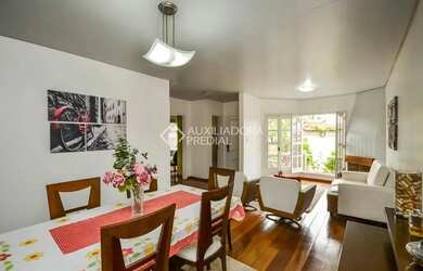 Imagem: A casa em condomínio possui 4 Dormitórios, 3 Banheiros, 300m²