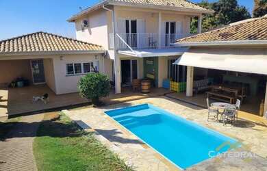 Imagem: A casa possui 3 Dormitórios, 5 Banheiros, 304m² de Área e