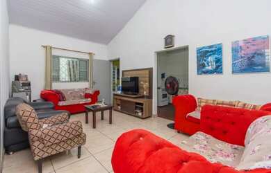 Imagem: A casa possui 3 Dormitórios, 2 Banheiros, 2 Vagas na garagem