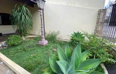 Imagem: A casa possui 4 Dormitórios, 3 Banheiros, 2 Vagas na garagem