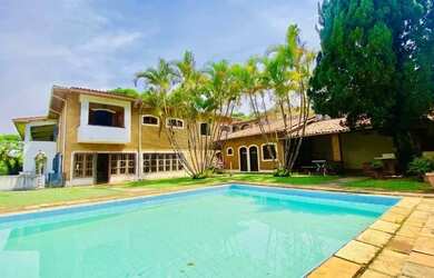 Imagem: A casa possui 5 Dormitórios, 5 Banheiros, 5 Vagas na garagem