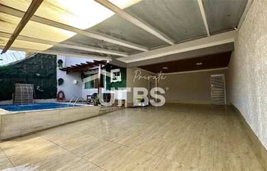 Imagem: A casa possui 4 Dormitórios, 5 Banheiros, 4 Vagas na garagem