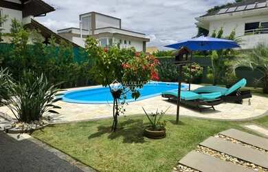 Imagem: A casa possui 4 Dormitórios, 4 Banheiros, 2 Vagas na garagem