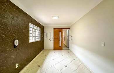 Imagem: A casa possui 3 Dormitórios, 1 Banheiro, 3 Vagas na garagem