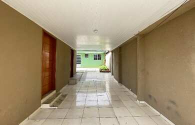 Imagem: A casa possui 3 Dormitórios, 2 Banheiros, 3 Vagas na garagem