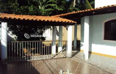 Imagem: A casa possui 3 Dormitórios, 4 Banheiros, 2 Vagas na garagem