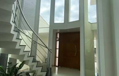 Imagem: A casa possui 3 Dormitórios, 4 Banheiros, 4 Vagas na garagem