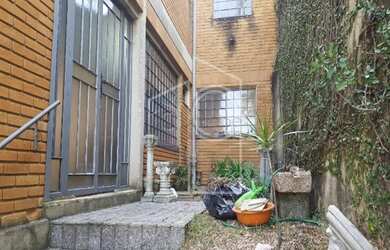 Imagem: A casa possui 3 Dormitórios, 3 Banheiros, 2 Vagas na garagem