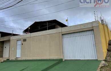 Imagem: A casa possui 3 Dormitórios, 2 Banheiros, 2 Vagas na garagem