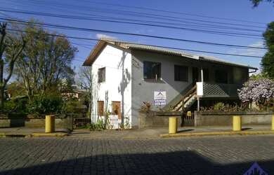 Imagem: A casa possui 5 Dormitórios, 2 Banheiros, 2 Vagas na garagem