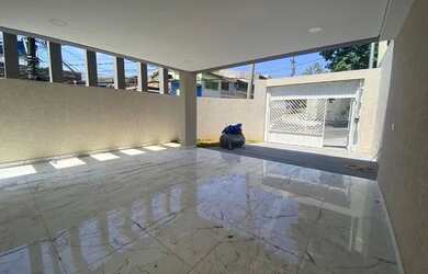 Imagem: A casa possui 3 Dormitórios, 2 Banheiros, 4 Vagas na garagem