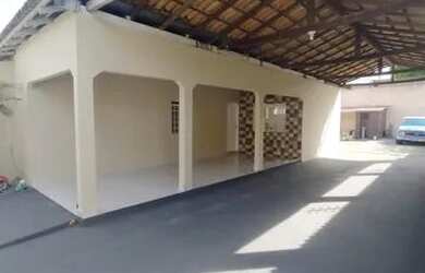 Imagem: A casa possui 2 Dormitórios, 3 Banheiros, 4 Vagas na garagem