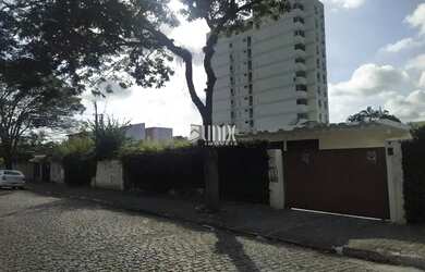 Imagem: A casa possui 3 Dormitórios, 3 Banheiros, 5 Vagas na garagem