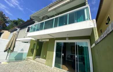 Imagem: A casa possui 3 Dormitórios, 3 Banheiros, 2 Vagas na garagem