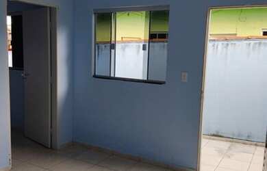 Imagem: A casa possui 2 Dormitórios, 1 Banheiro e 1 Vaga na garagem