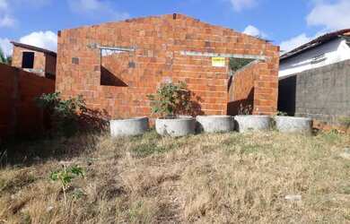 Imagem: A casa possui 2 Dormitórios, 1 Banheiro, 2 Vagas na garagem