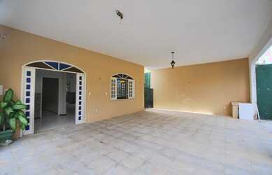 Imagem: A casa possui 4 Dormitórios, 5 Banheiros, 4 Vagas na garagem