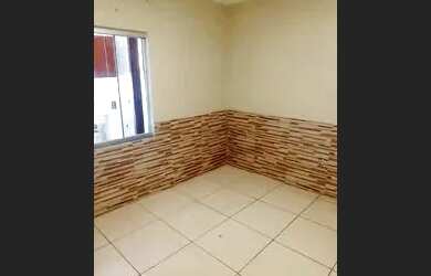 Imagem: A casa possui 3 Dormitórios, 2 Banheiros, 1 Vaga na garagem