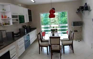 Imagem: A casa em condomínio possui 5 Dormitórios, 4 Banheiros, 2