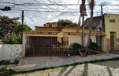 Imagem: A casa possui 4 Dormitórios, 3 Banheiros, 2 Vagas na garagem