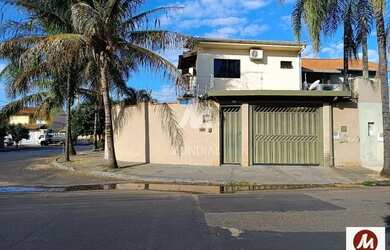Imagem: A casa possui 3 Dormitórios, 3 Banheiros, 3 Vagas na garagem