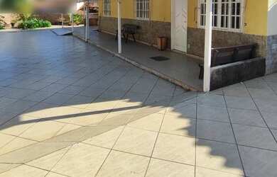 Imagem: A casa possui 4 Dormitórios, 3 Banheiros, 5 Vagas na garagem