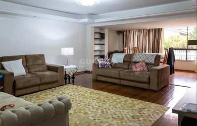 Imagem: A casa possui 4 Dormitórios, 3 Banheiros, 2 Vagas na garagem