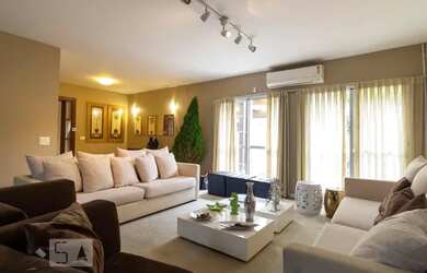 Imagem: A casa possui 4 Dormitórios, 3 Banheiros, 2 Vagas na garagem