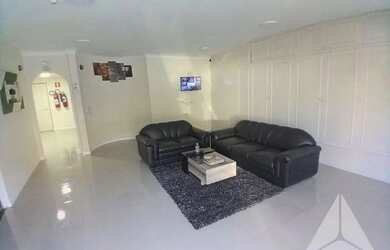 Imagem: A casa possui 3 Dormitórios, 2 Banheiros, 2 Vagas na garagem