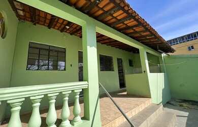 Imagem: A casa possui 3 Dormitórios, 1 Banheiro, 2 Vagas na garagem