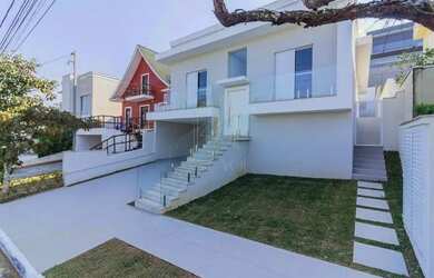 Imagem: A casa possui 3 Dormitórios, 5 Banheiros, 4 Vagas na garagem