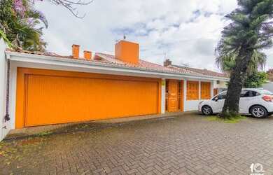 Imagem: A casa possui 5 Dormitórios, 5 Banheiros, 3 Vagas na garagem