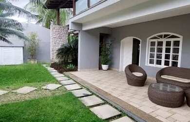 Imagem: A casa possui 4 Dormitórios, 5 Banheiros, 4 Vagas na garagem