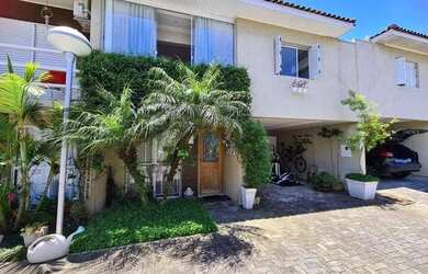 Imagem: A casa possui 3 Dormitórios, 2 Banheiros, 2 Vagas na garagem