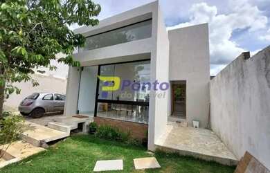 Imagem: A casa possui 3 Dormitórios, 2 Banheiros, 2 Vagas na garagem