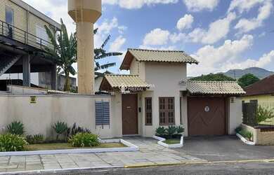 Imagem: A casa possui 3 Dormitórios, 1 Banheiro, 2 Vagas na garagem