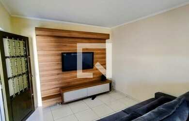 Imagem: A casa possui 2 Dormitórios, 1 Banheiro, 2 Vagas na garagem