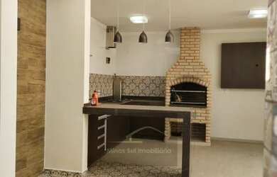 Imagem: A casa possui 3 Dormitórios, 3 Banheiros, 2 Vagas na garagem