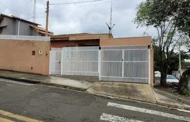 Imagem: A casa possui 2 Dormitórios, 2 Banheiros, 2 Vagas na garagem