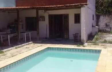 Imagem: A casa possui 3 Dormitórios, 2 Banheiros, 1 Vaga na garagem