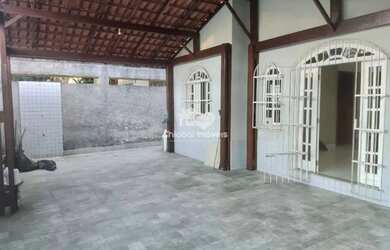 Imagem: A casa possui 3 Dormitórios, 3 Banheiros, 2 Vagas na garagem