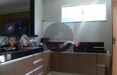 Imagem: A casa possui 3 Dormitórios, 2 Banheiros, 2 Vagas na garagem