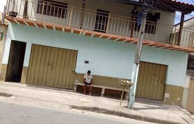 Imagem: A casa possui 3 Dormitórios, 1 Banheiro, 2 Vagas na garagem