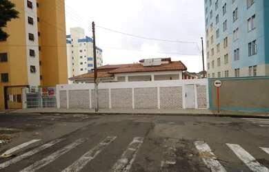 Imagem: A casa possui 3 Dormitórios, 2 Banheiros, 5 Vagas na garagem