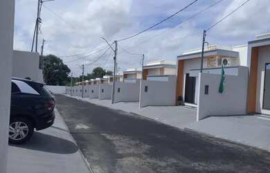 Imagem: A casa possui 3 Dormitórios, 2 Banheiros, 2 Vagas na garagem