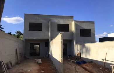 Imagem: A casa possui 2 Dormitórios, 3 Banheiros, 2 Vagas na garagem