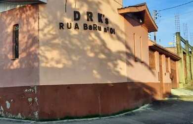 Imagem: A casa possui 4 Dormitórios, 4 Banheiros, 4 Vagas na garagem