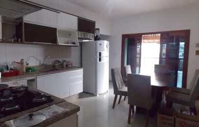 Imagem: A casa possui 5 Dormitórios, 2 Banheiros, 2 Vagas na garagem