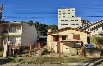 Imagem: A casa possui 2 Dormitórios, 1 Banheiro, 3 Vagas na garagem